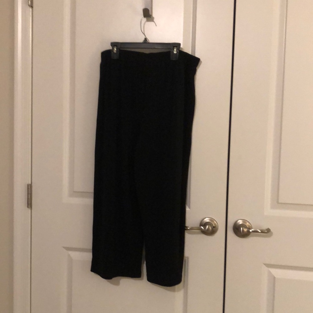 Simonton says large black capris